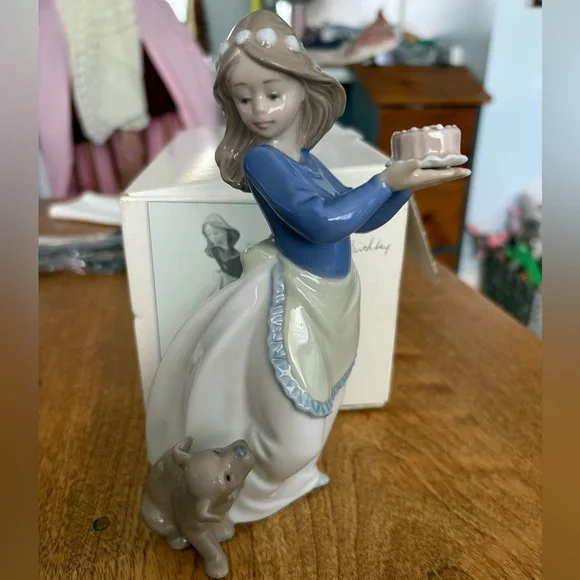 Lladro NAO Cumpleanos Del Perrito Porcelain Figurine 01045